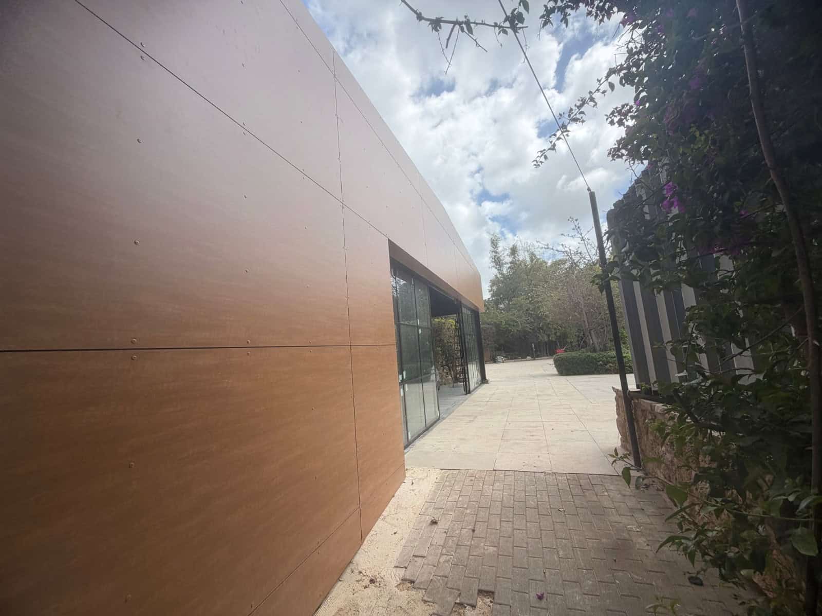 חזית צדדית באולם האירועים לוקא