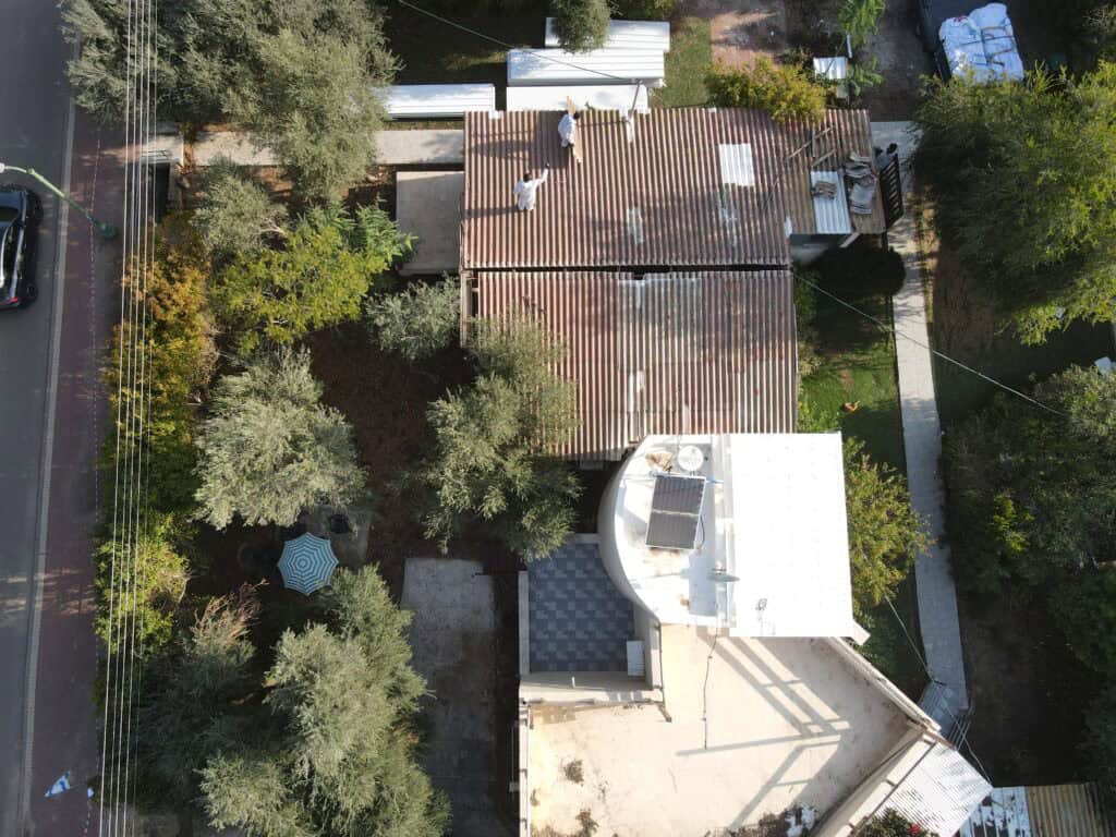 גג האסבסט הישן לפני החלפה בבית פרטי במושב ערוגות