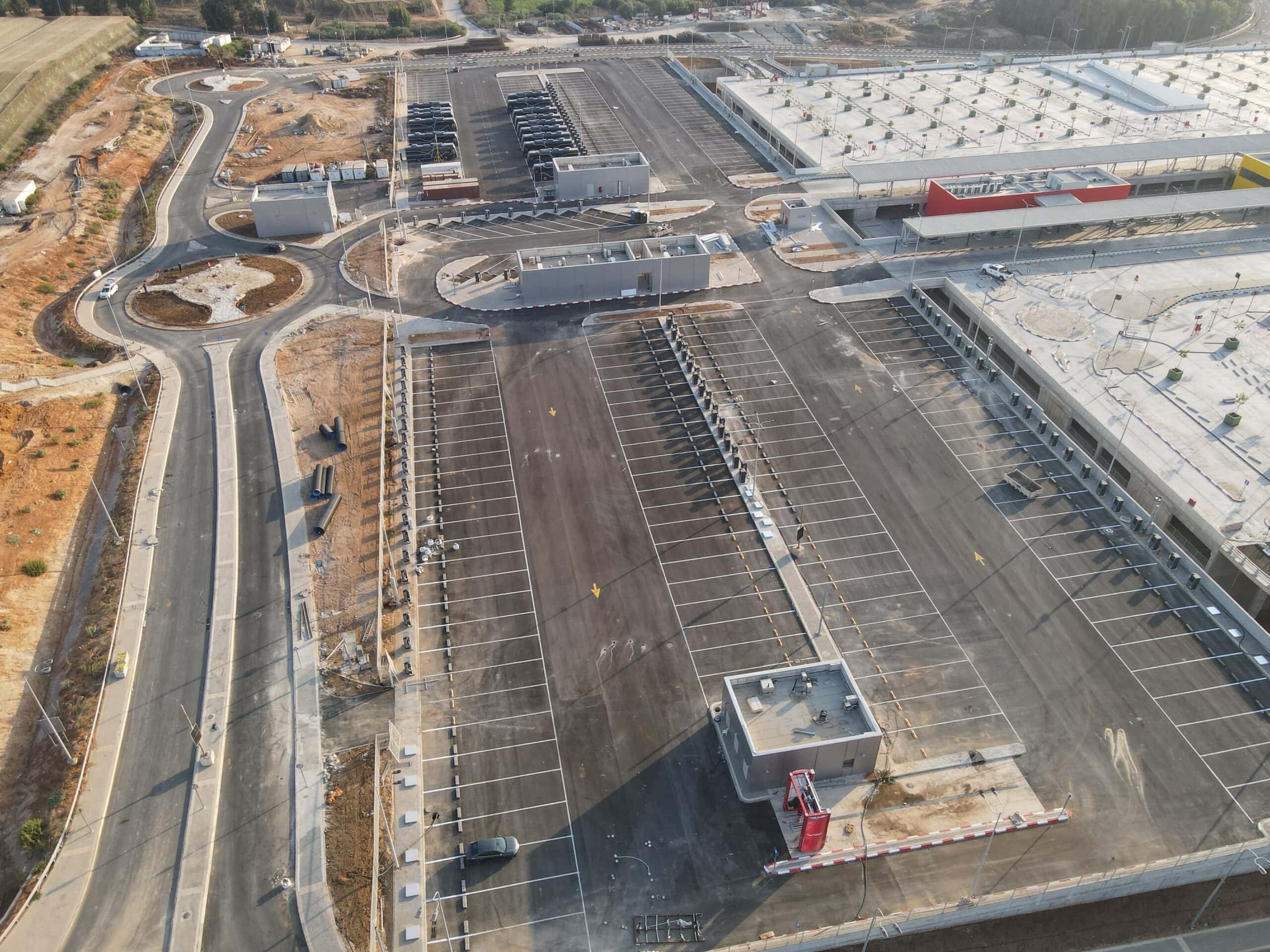 חזיתות מבני התפעול לאחר השלמת החיפוי בפרויקט השאטלים של תל אביב