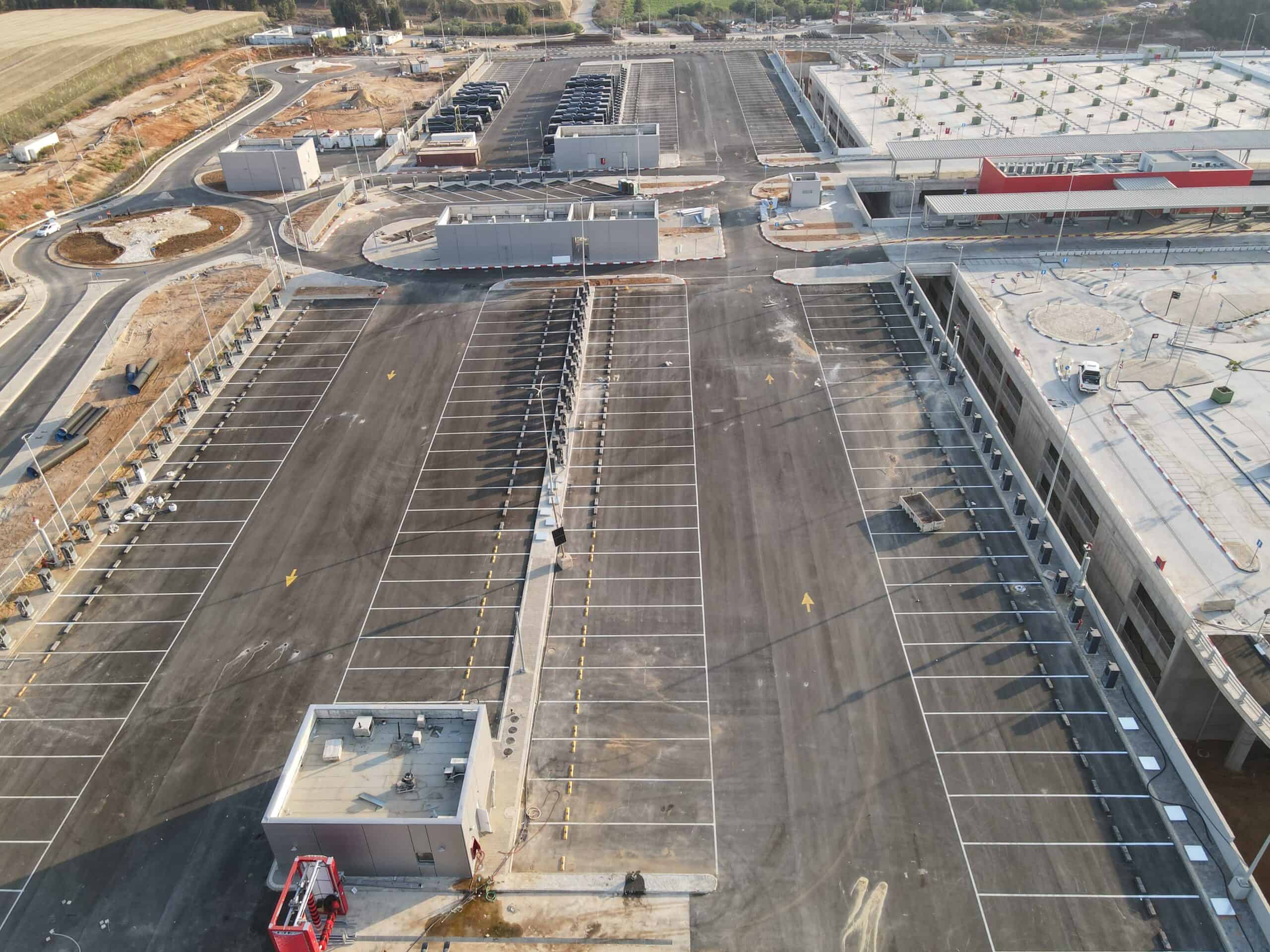 חיפוי פנלים אופקי ואנכי בפרויקט השאטלים של תל אביב
