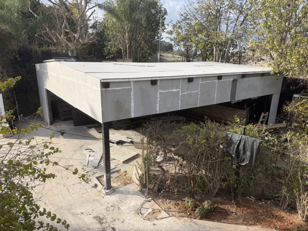 חיפוי חזית סביב חלונות – מתכננים מים, בידוד וגמר בכל צד של הפתח